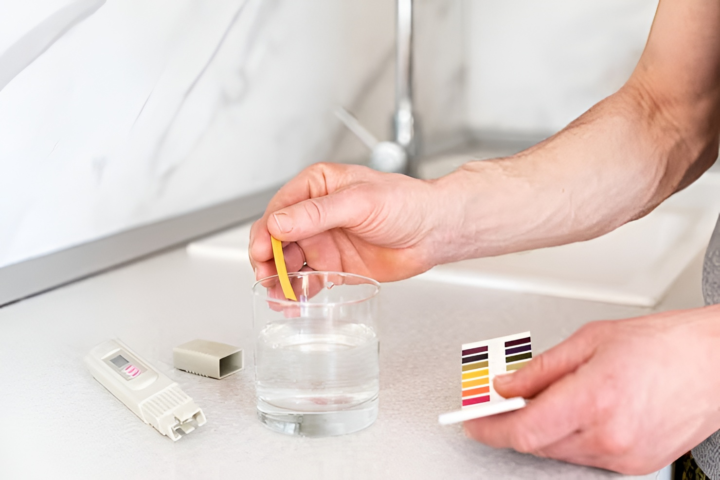 A visual guide to the pH scale showing the difference between acidic, neutral, and high pH alkaline water.